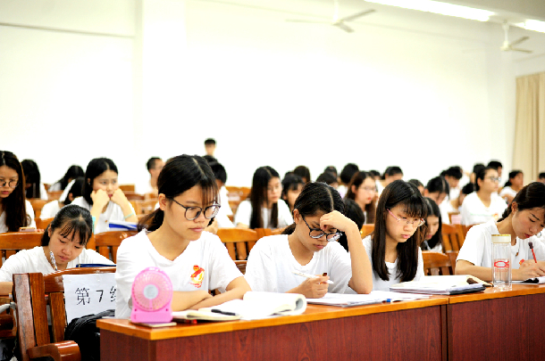 学员们认真听讲.jpg