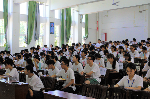 学员们观看PPT.jpg